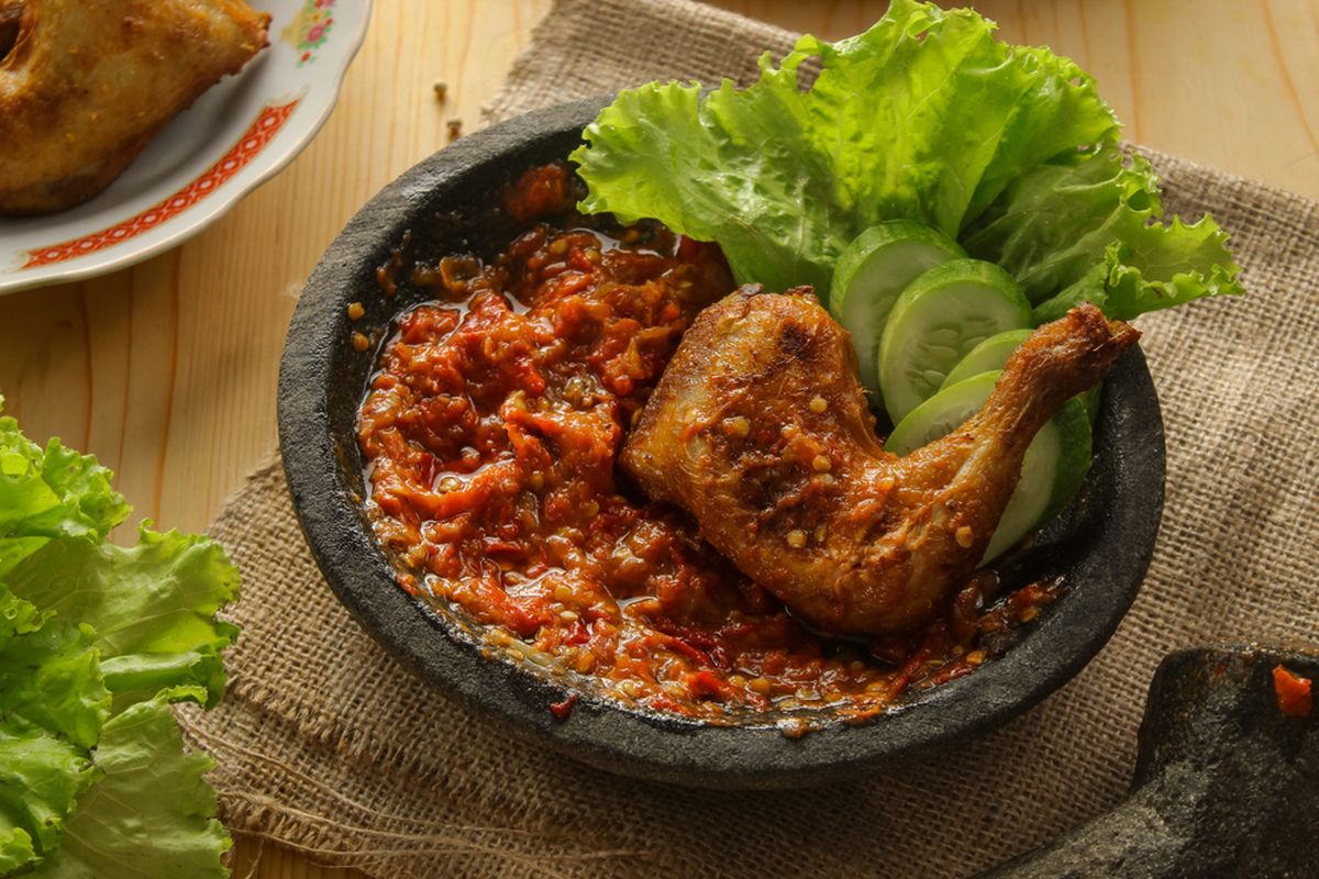Ayam Penyet Sambal Terasi, Makin Mantap Dicocol Nasi Hangat